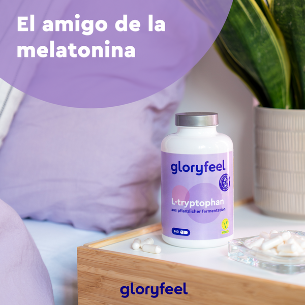 Una botella de cápsulas de L-Triptófano de GloryFeel GmbH España reposa sobre una mesita de noche con almohadas y una maceta. El texto dice: «El amigo de la melatonina».