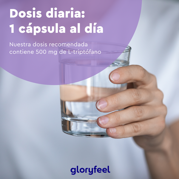Primer plano de una persona con un vaso de agua. El texto en español destaca las cápsulas de L-Triptófano de 500 mg de GloryFeel GmbH España, que promueven el equilibrio de serotonina y mejoran el bienestar.