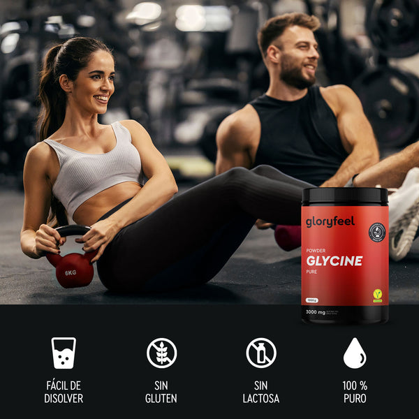 Un hombre y una mujer se ejercitan con pesas rusas rojas en un gimnasio, presentados por la L-Glicina en Polvo de Gloryfeel GmbH España. Los iconos muestran que es pura, se disuelve fácilmente y no contiene gluten ni lactosa.