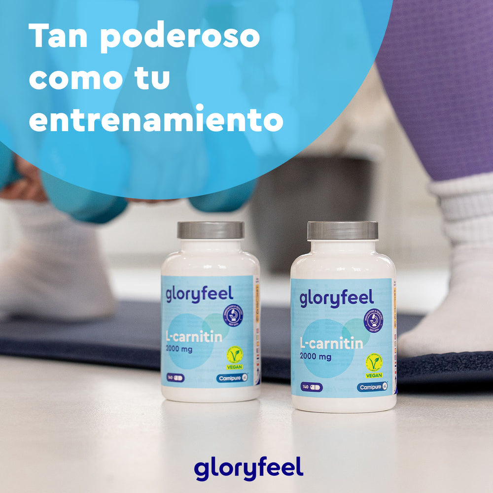 Dos botellas de suplementos de L-Carnitina de 2000 mg de Gloryfeel GmbH en el suelo, mientras una persona se ata el zapato al fondo. El texto dice: «Tan poderoso como tu entrenamiento, gracias a Carnipure».