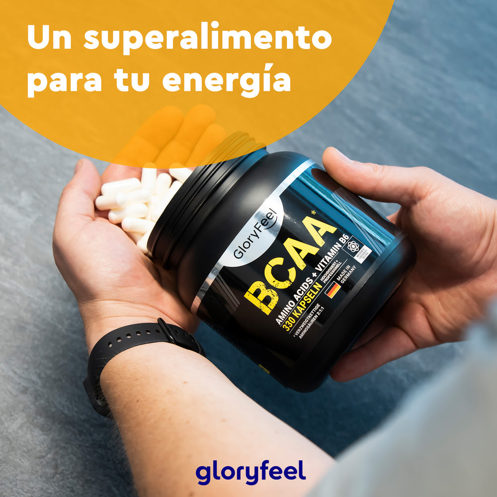 Una persona sostiene un recipiente de BCAA en cápsulas de GloryFeel GmbH España y se vierte un poco en la mano. El texto dice: &quot;Un superalimento de aminoácidos esenciales para tu energía.
