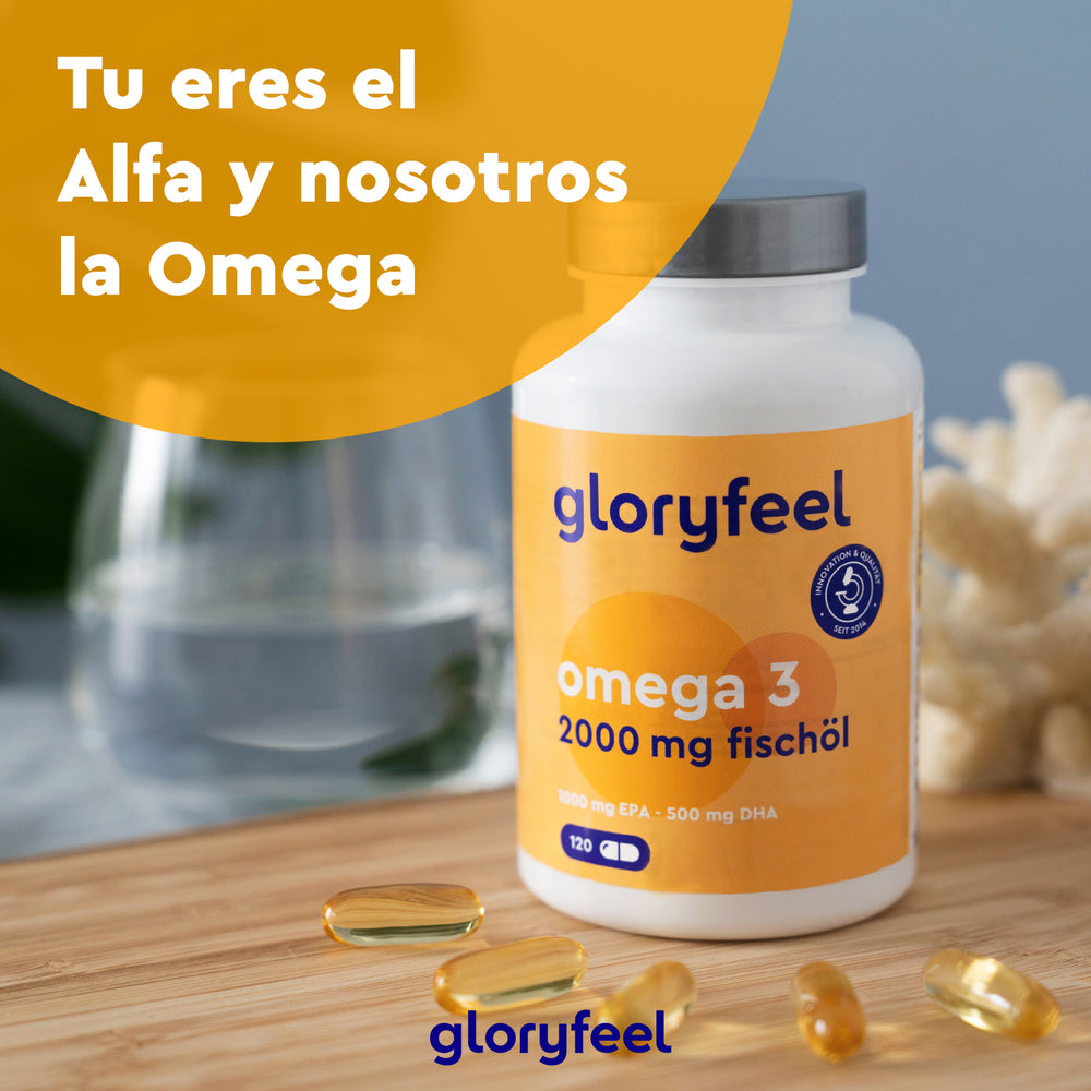 Una botella de cápsulas Omega 3, con 2000 mg de aceite de pescado, reposa sobre madera. En español, se lee &quot;Tú eres el Alfa y nosotros la Omega&quot;, lo que enfatiza su función en el control de triglicéridos. La marca Gloryfeel GmbH se muestra en la parte inferior.