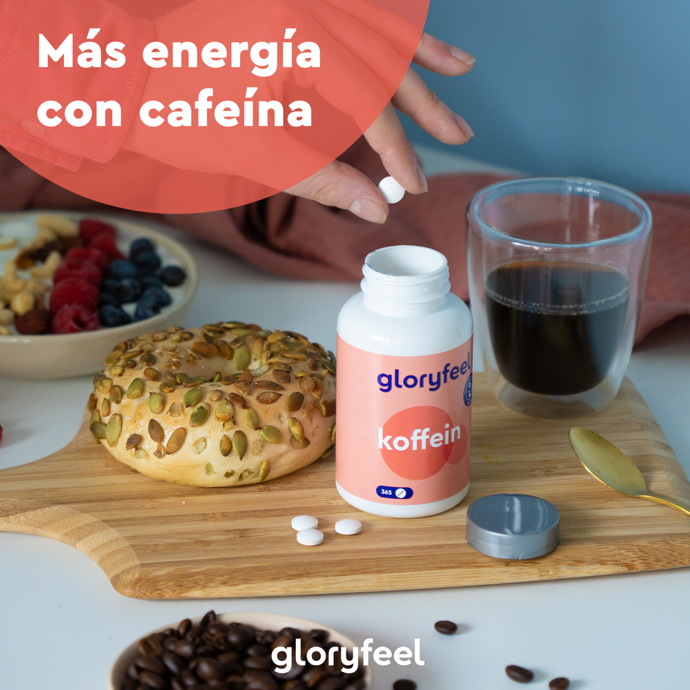 Una botella de Cafeína - 365 Tabletas de gloryfeel GmbH reposa sobre una tabla con un bagel, café negro, frutos rojos y nueces. Cada tableta contiene 200 mg de cafeína para mantenerte alerta y con energía todo el día.