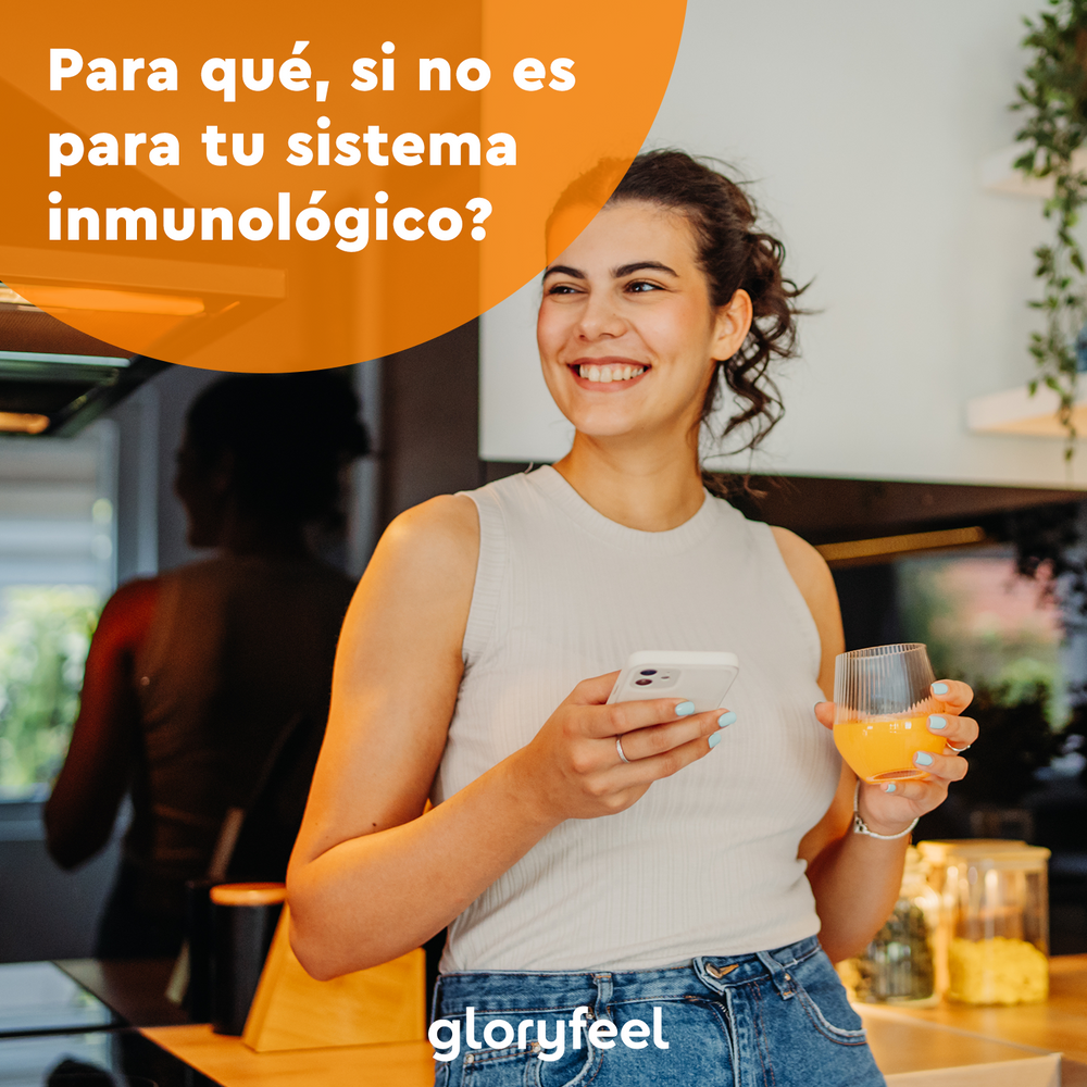 En una cocina, alguien sonríe y sostiene un jugo y un teléfono, con el texto: &quot;¿Para qué más si no es por tu sistema inmunitario?&quot;. Enriquece con cápsulas veganas de vitamina C tamponada. &quot;gloryfeel GmbH&quot; abajo. Producto: Vitamina C y Zinc - 180 cápsulas.