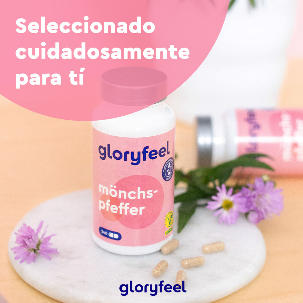 Una botella de Sauzgatillo en cápsulas de GloryFeel GmbH de España sobre mármol, rodeada de flores de color púrpura. El texto superpuesto dice &quot;Seleccionado cuidadosamente para ti&quot; para apoyar el equilibrio hormonal femenino.