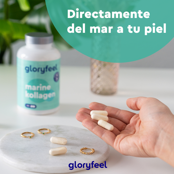 Una mano sostiene cápsulas cerca de un frasco de &quot;Colágeno Marino Hidrolizado&quot; de GloryFeel, con tres cápsulas y anillos sobre una superficie de mármol. El texto dice &quot;Directamente del mar a tu piel&quot;, mostrando el poder rejuvenecedor de los péptidos de colágeno para la piel.