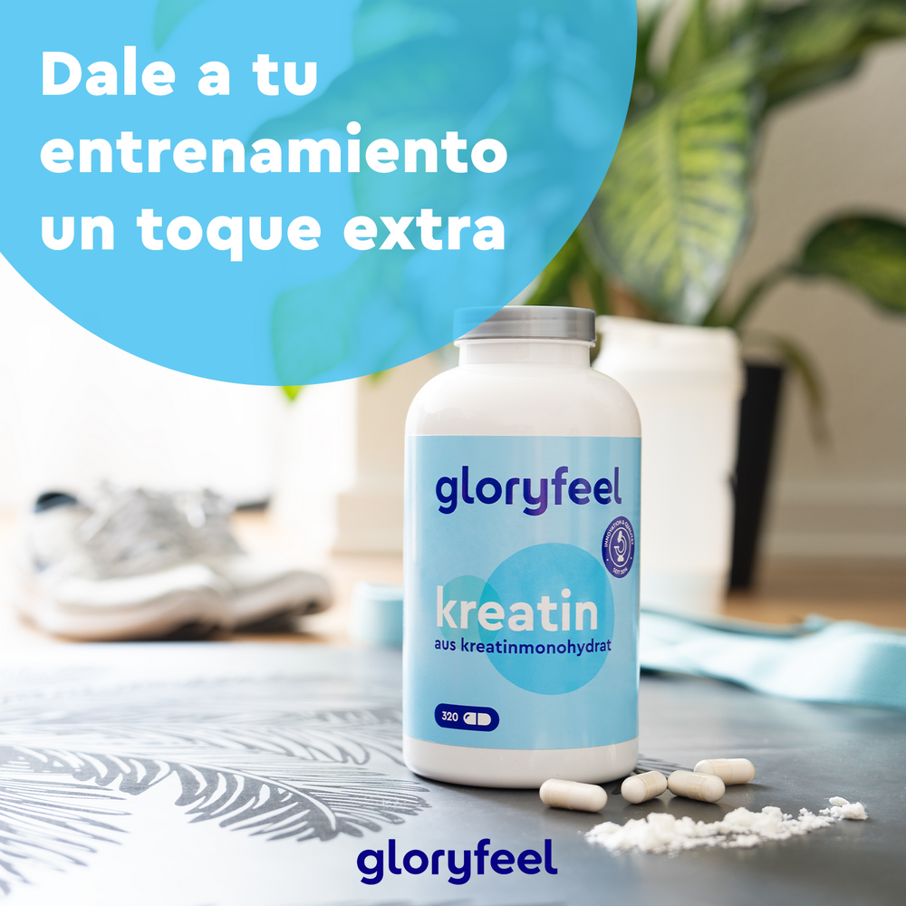 Una botella de Creatina (del monohidrato de creatina) de Gloryfeel GmbH está sobre una mesa, con ropa deportiva y una planta al fondo. El texto dice: &quot;Dale a tu entrenamiento un toque extra&quot;.