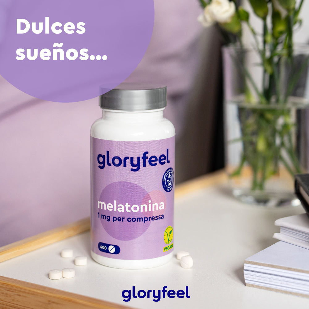 Un frasco de Melatonina 400 Tabletas de GloryFeel GmbH España reposa sobre una mesa con tabletas dispersas cerca. El texto &quot;Dulces sueños...&quot; en la esquina sugiere noches serenas, ideal para quienes luchan contra el insomnio o el jet lag.