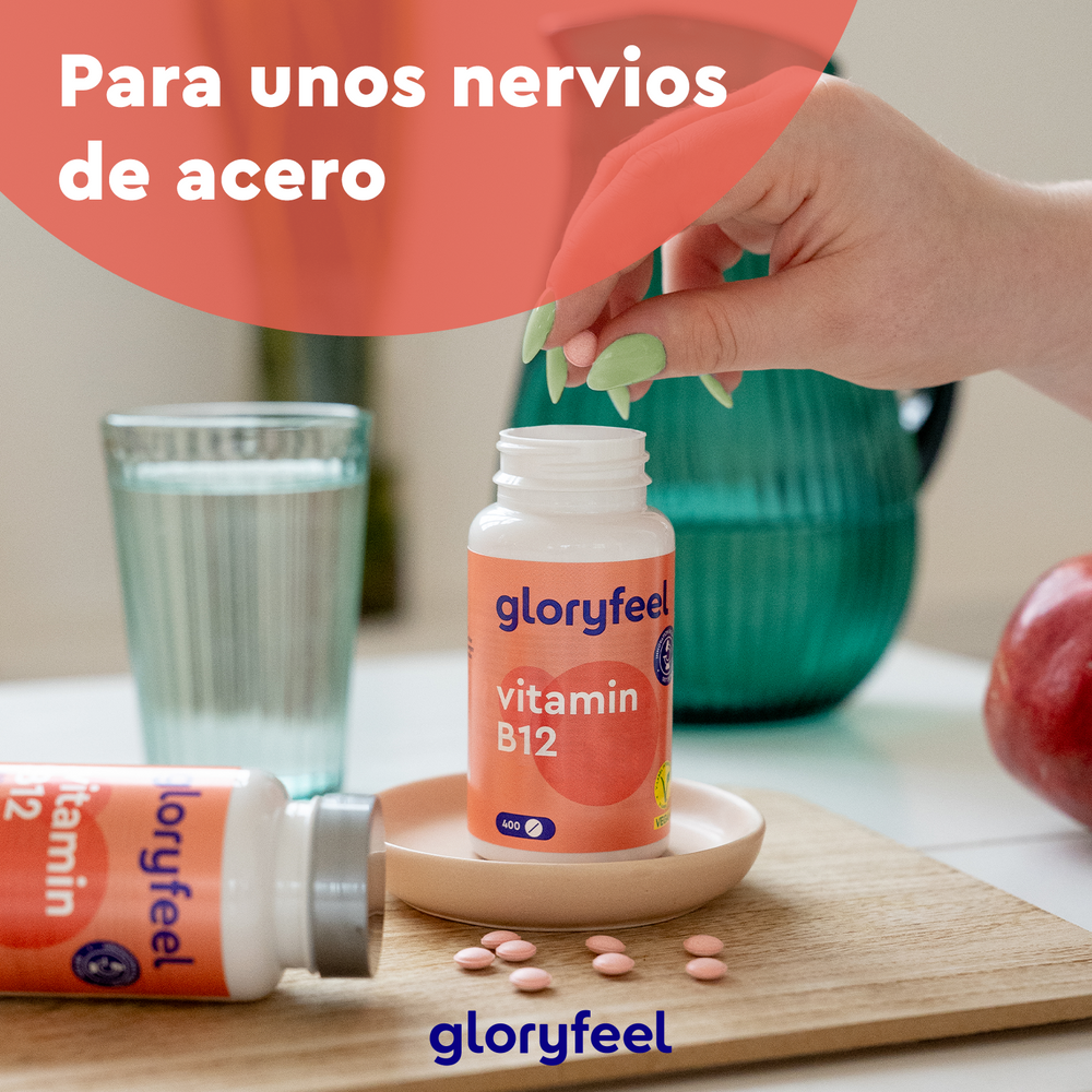 Una mano muestra un frasco de vitamina B12 metilcobalamina de GloryFeel GmbH España con pastillas y agua. El texto en español dice: &quot;Para unos nervios de acero&quot;. Ideal para vegetarianos y veganos que necesitan un aporte extra de energía.