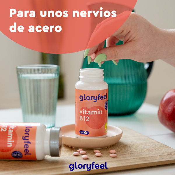 Una mano muestra un frasco de vitamina B12 metilcobalamina de GloryFeel GmbH España con pastillas y agua. El texto en español dice: &quot;Para unos nervios de acero&quot;. Ideal para vegetarianos y veganos que necesitan un aporte extra de energía.