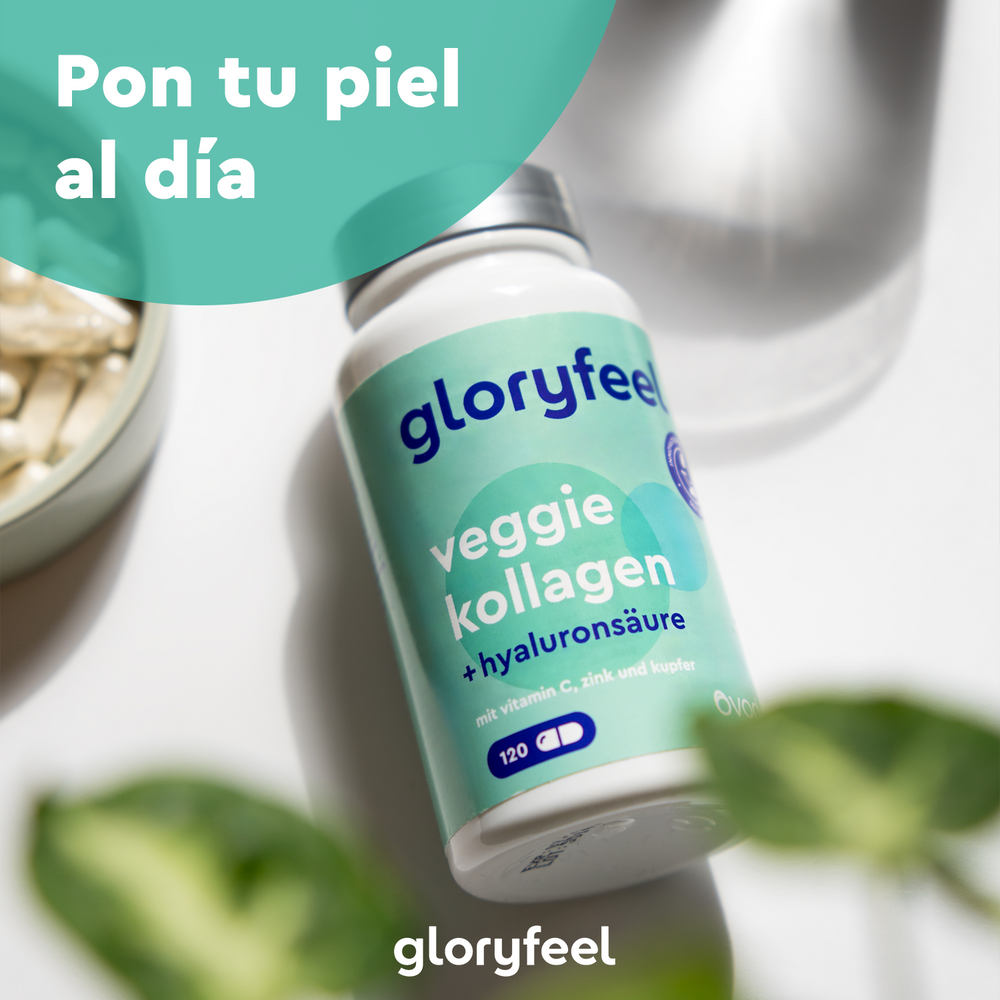 Una botella con la etiqueta &quot;Colágeno vegetariano&quot; de Gloryfeel GmbH se encuentra sobre una mesa junto a un recipiente con cápsulas. El texto dice &quot;Pon tu piel al día&quot; utilizando ingredientes de alta calidad para obtener resultados óptimos.