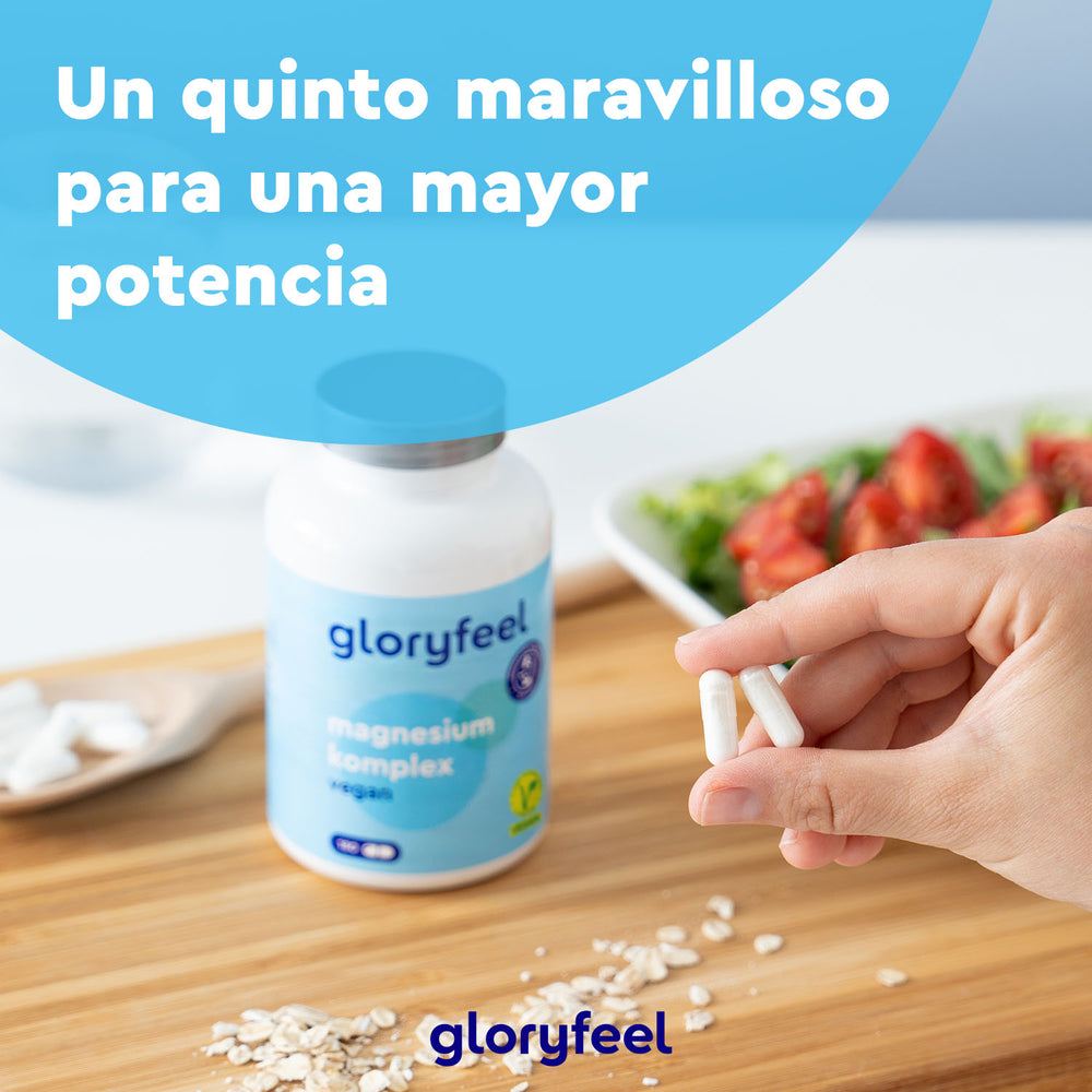 Una persona sostiene cápsulas cerca de una botella de Magnesio Complex de Gloryfeel GmbH, con una ensalada al fondo sobre una superficie de madera. El texto dice: &quot;Un quinto maravilloso para una mayor absorción rápida y potencia.