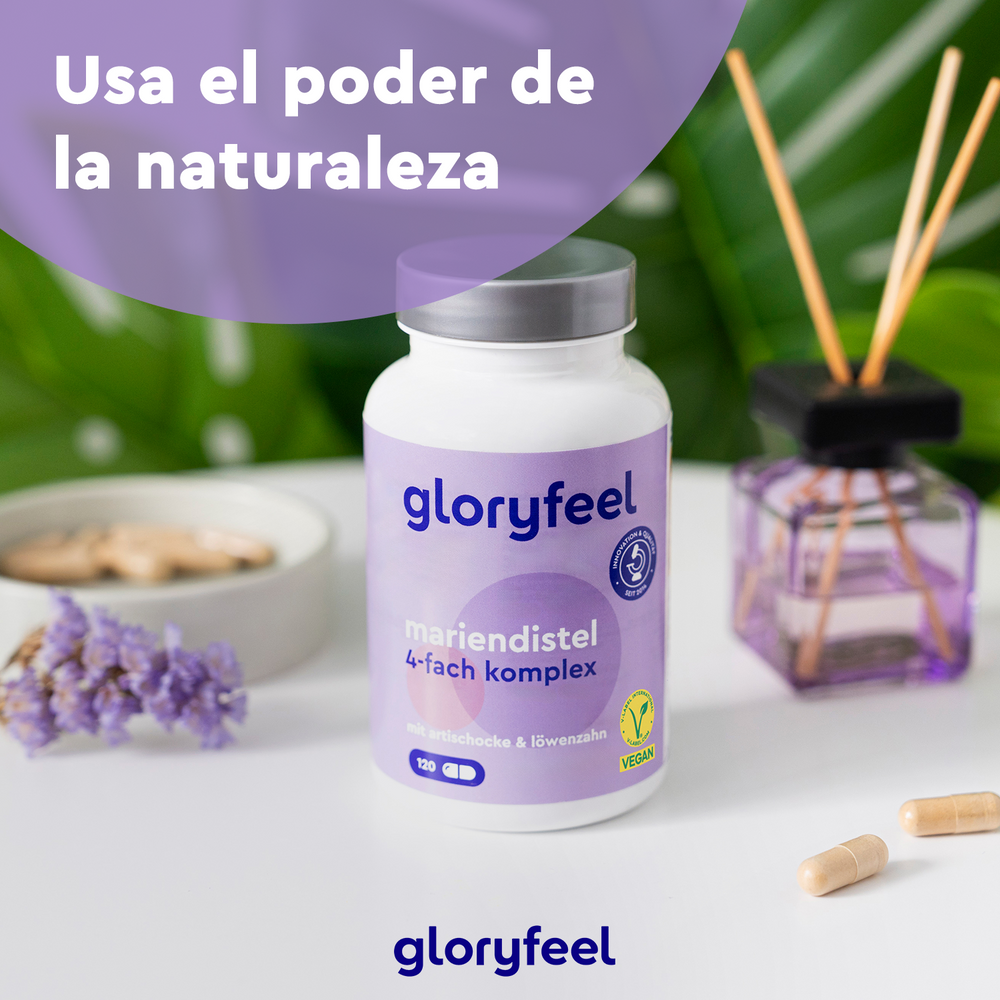 Una botella de Cardo mariano en cápsulas de GloryFeel GmbH de España descansa sobre una mesa adornada con flores con un difusor y dos cápsulas. El texto lee &quot;Usa el poder de la naturaleza y mejora tus funciones hepáticas con cardo mariano.