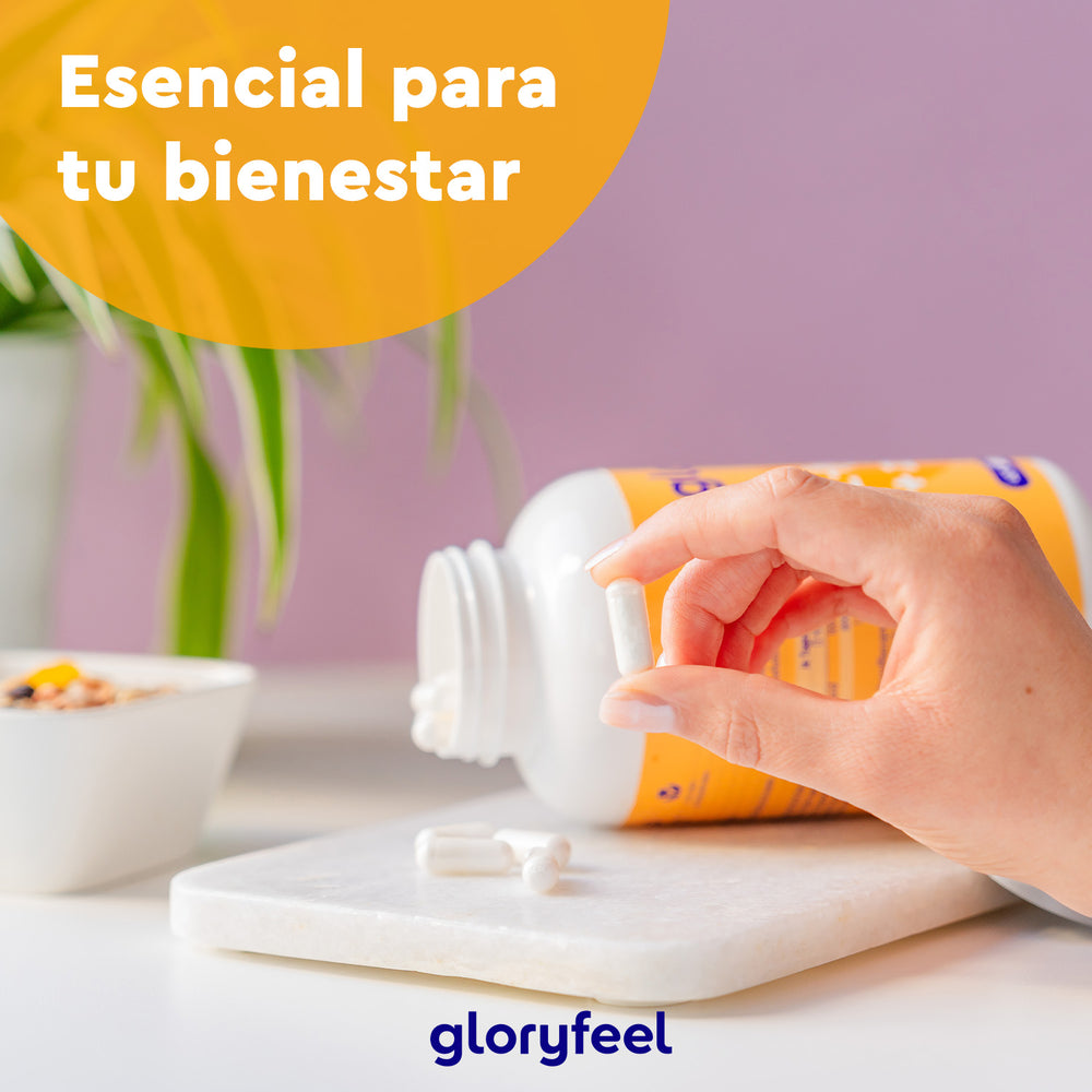 Una mano sostiene una cápsula blanca sobre una botella derramada sobre una mesa, promoviendo &quot;tu sistema inmunitario&quot;. El texto dice &quot;Esencial para tu bienestar&quot; con &quot;Gloryfeel GmbH&quot; en la parte inferior. Un recipiente y una planta al fondo. Producto: L-lisina con zinc.