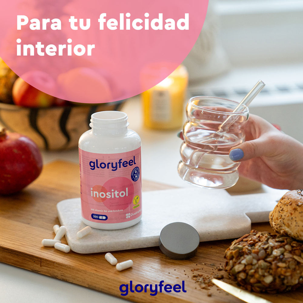 En la encimera de la cocina hay un frasco de cápsulas de inositol de Gloryfeel GmbH, junto a un vaso de agua, un panecillo y fruta. El texto &quot;Para tu felicidad interior&quot; destaca los beneficios de combinar inositol con vitamina B6 para un mayor bienestar.