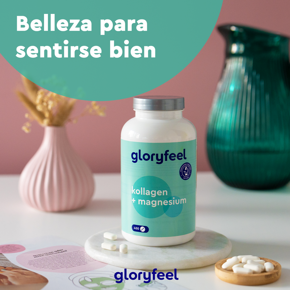 Una botella de &quot;Colágeno con magnesio - 450 Tabletas&quot; de GloryFeel GmbH España se encuentra sobre una mesa con pastillas esparcidas, un jarrón con una planta y una jarra de cerámica al fondo. El texto &quot;Belleza para sentirse bien&quot; destaca los beneficios del colágeno hidrolizado y el magnesio elemental.