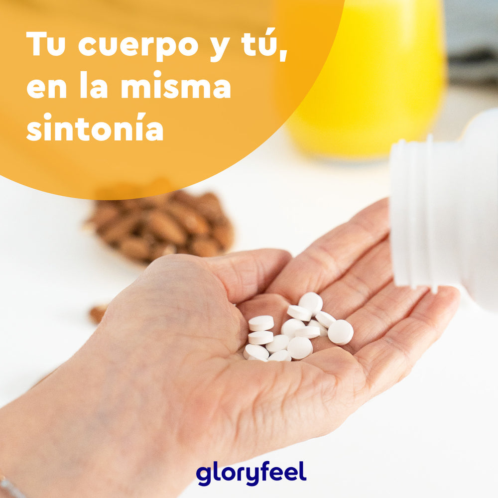Una mano sostiene pastillas blancas de una botella, con almendras y una bebida amarilla al fondo. El texto en español dice: «Calcio y tú, en la misma sintonía», promocionando Boro con Vitamina D3 de Gloryfeel GmbH.