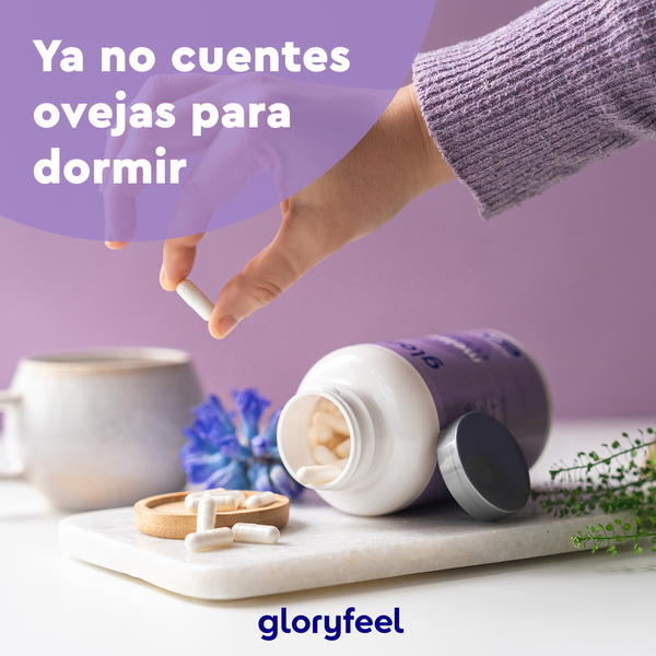 Una mano sostiene una pastilla de &quot;Melatonina + Triptófano&quot; sobre una botella derramada, con una taza morada y una flor cerca. El texto en español dice: &quot;Ya no cuentes ovejas para dormir&quot;. Marca: GloryFeel.