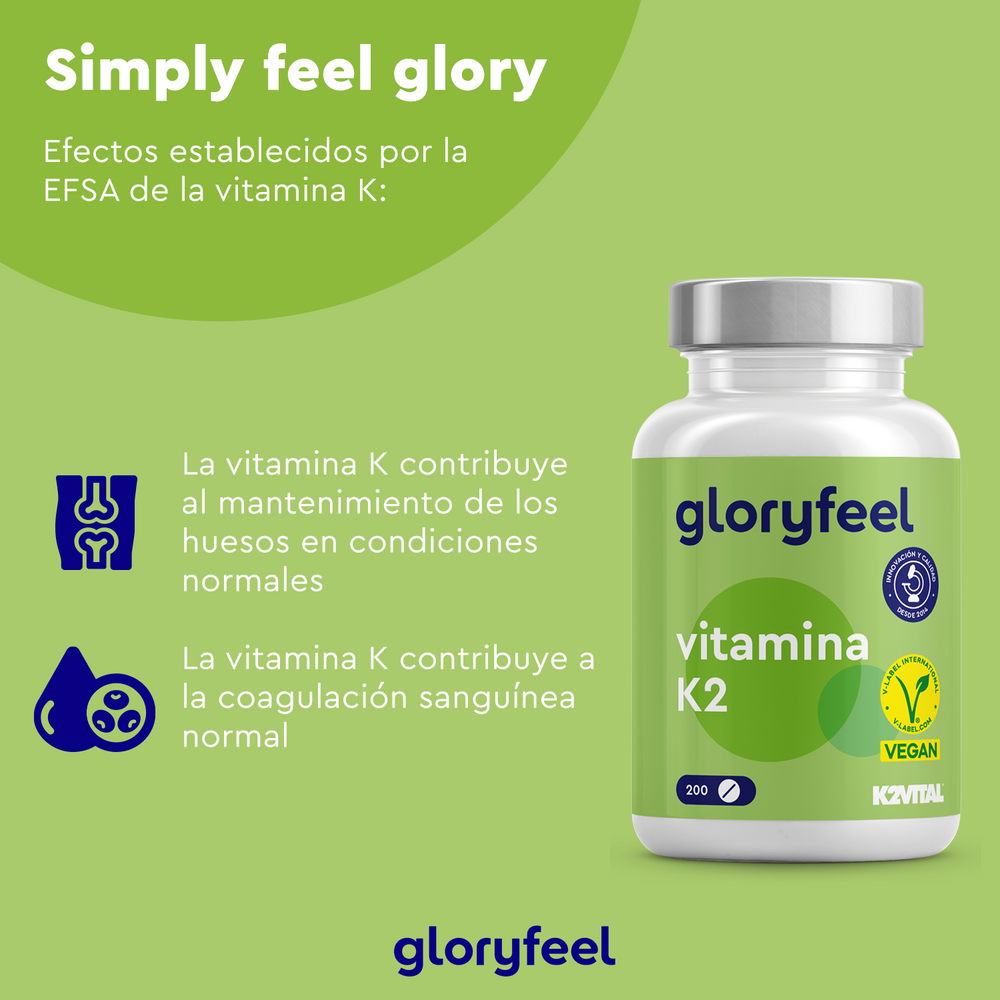 Un fondo verde destaca la vitamina K2 en tabletas de &quot;gloryfeel GmbH&quot;, destacando su importancia para el mantenimiento óseo y la coagulación sanguínea. Con menaquinona para una mejor absorción, está marcada con el símbolo vegano, lo que indica su formulación vegetal.