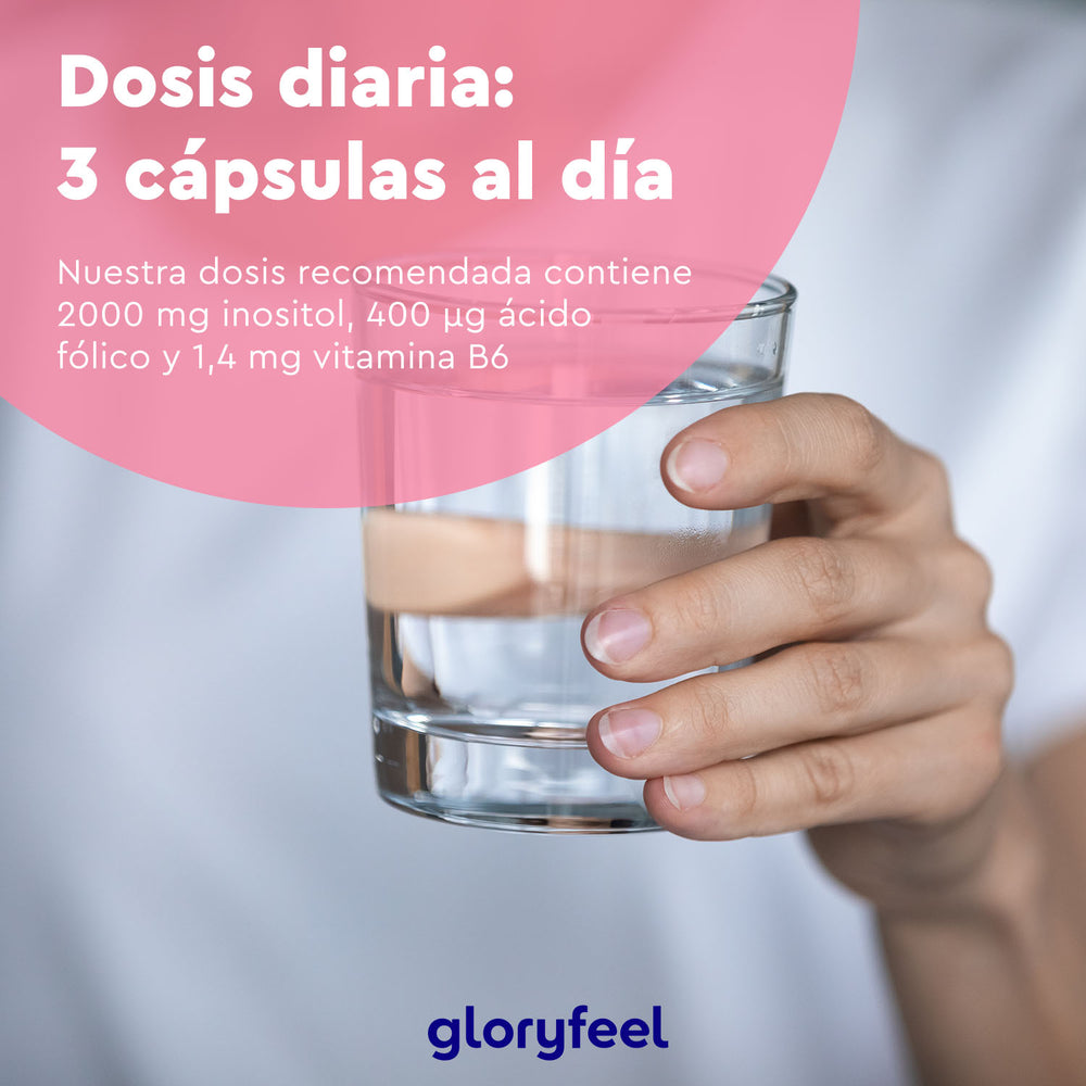 Mano sosteniendo un vaso de agua, con texto rosa: &quot;Dosis diaria: 3 cápsulas de Inositol al día. Nuestra dosis recomendada contiene 2000 mg de inositol, 400 µg de ácido fólico y 1,4 mg de vitamina B6.&quot; Producto fabricado por Gloryfeel GmbH.