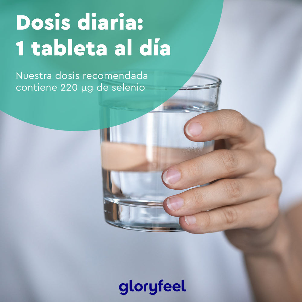 Una persona sostiene un vaso de agua. El texto dice: &quot;Dosis diaria: 1 tableta al día&quot;. GloryFeel GmbH, de España, ofrece Selenio 220 mcg en tabletas, un oligoelemento esencial para el sistema inmunitario.