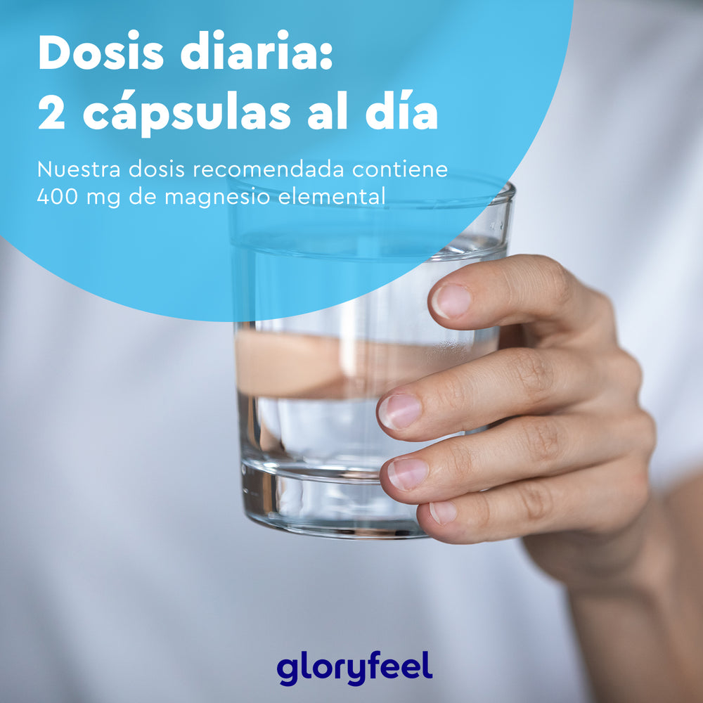 Una persona sostiene un vaso de agua. Texto superpuesto: &quot;Dosis diaria: 2 cápsulas al día. Nuestra dosis recomendada contiene 400 mg de magnesio elemental para favorecer la salud ósea&quot;. Logotipo en la parte inferior: &quot;Gloryfeel GmbH - Magnesio en cápsulas&quot;.