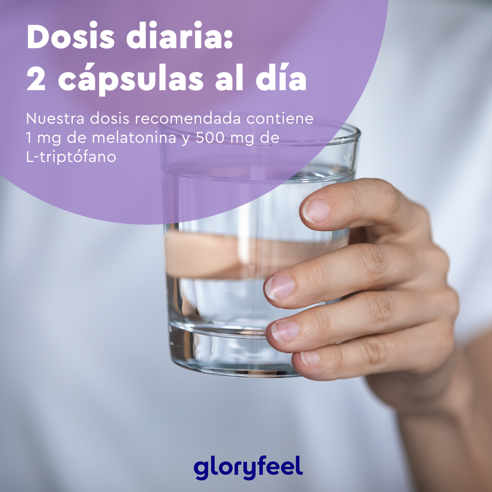Una persona sostiene un vaso de agua. Texto superpuesto: &quot;Dosis diaria: 2 cápsulas de Melatonina + Triptofano de GloryFeel con 1 mg de melatonina, 500 mg de L-triptófano, y magnesio para tu bienestar.