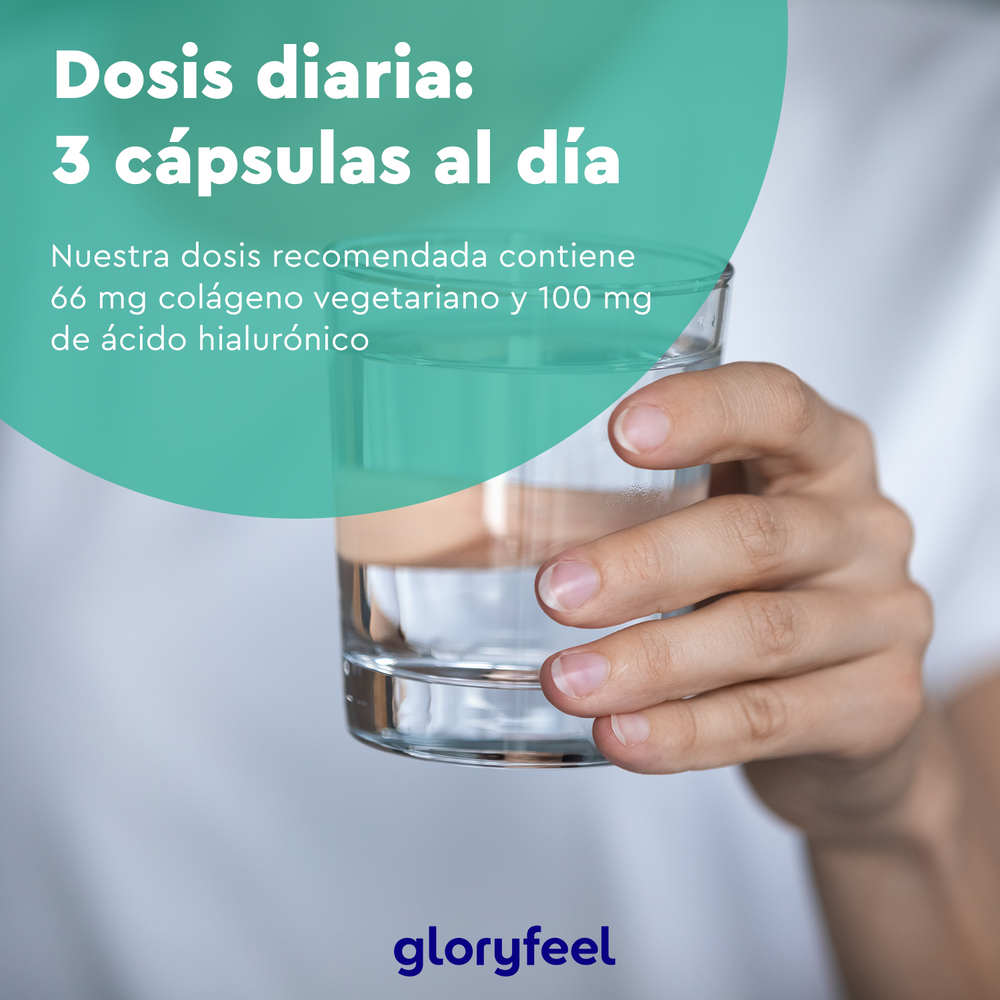 Una mano sostiene un vaso de agua junto a un texto sobre Colágeno Vegetariano de gloryfeel GmbH, un suplemento con ácido hialurónico, que recomienda tres cápsulas diarias y está elaborado con ingredientes de alta calidad.