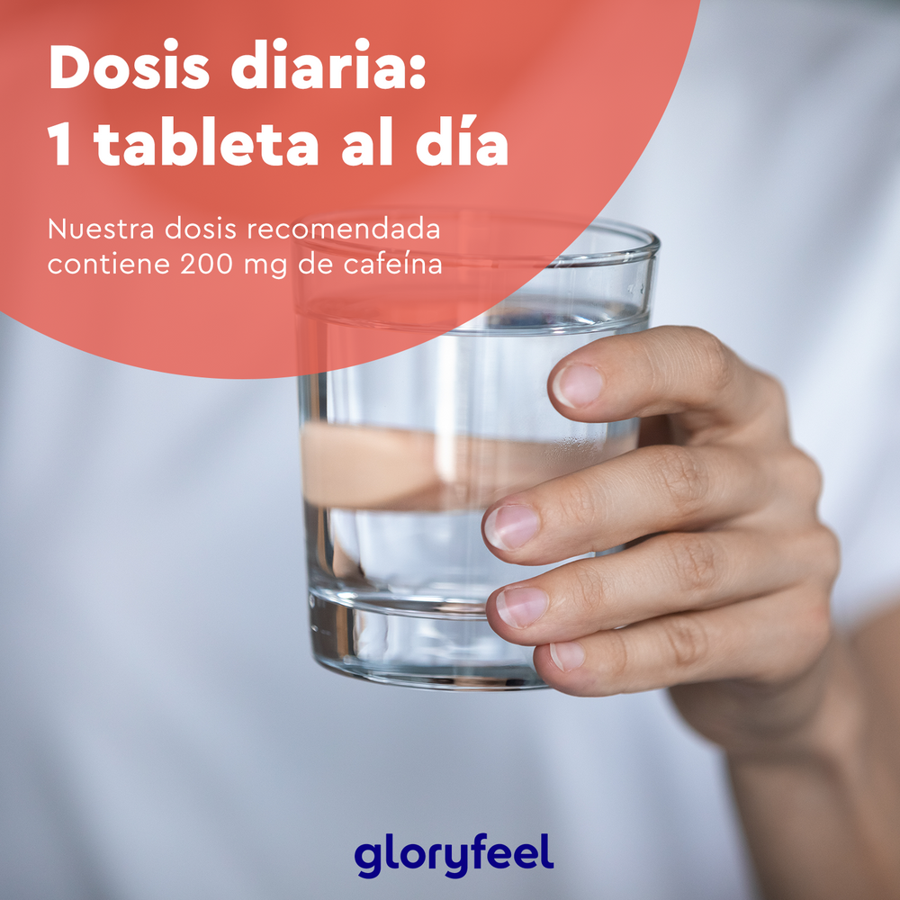 Una mano sostiene un vaso de agua con texto: &quot;Dosis diaria: 1 tableta al día. Cada dosis contiene 200 mg de cafeína para energía diaria.&quot; Logotipo en la parte inferior: &quot;gloryfeel GmbH&quot;.