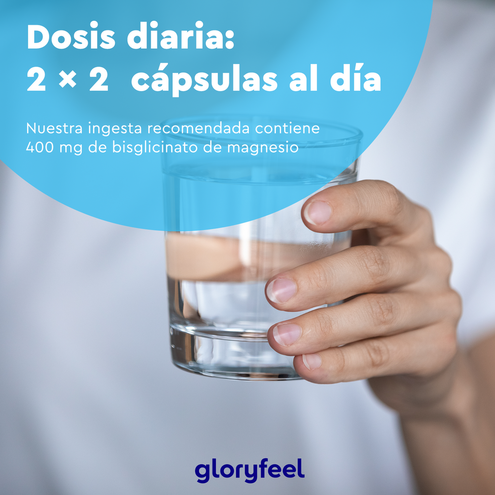 Una mano sostiene un vaso de agua transparente. El texto en español describe una dosis diaria de dos cápsulas de bisglicinato de magnesio de GloryFeel GmbH España, que aportan 400 mg por dosis con alta biodisponibilidad para favorecer la función normal del sistema nervioso.
