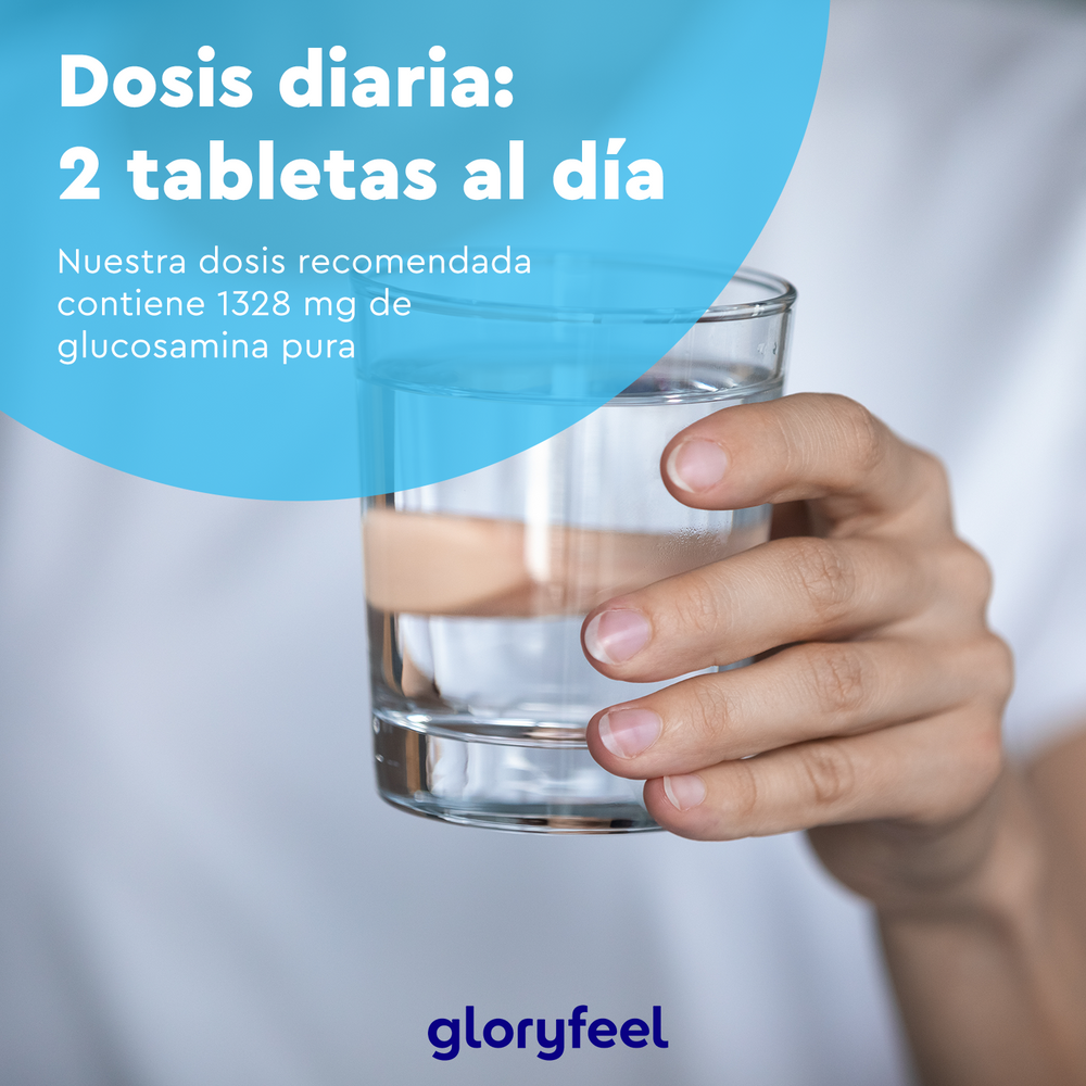 Una mano sostiene un vaso de agua. El texto en español sugiere tomar 2 comprimidos diarios de Glucosamina + Condroitina + MSM + Calcio y D3 de GloryFeel GmbH España, con 1328 mg de glucosamina y azufre orgánico para una salud óptima.