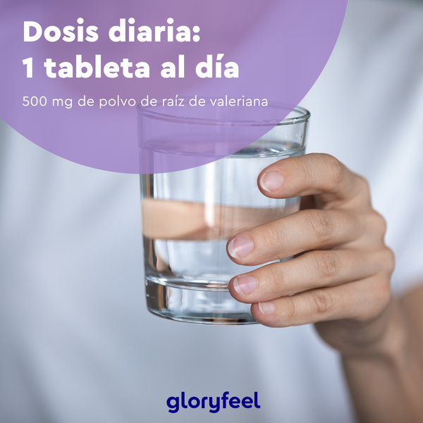 Una mano sostiene un vaso de agua con un texto en español que recomienda una dosis diaria de 1 comprimido de Valeriana. Gloryfeel GmbH garantiza la calidad de este sedante vegetal, lo que lo convierte en un suplemento ideal para el sueño.
