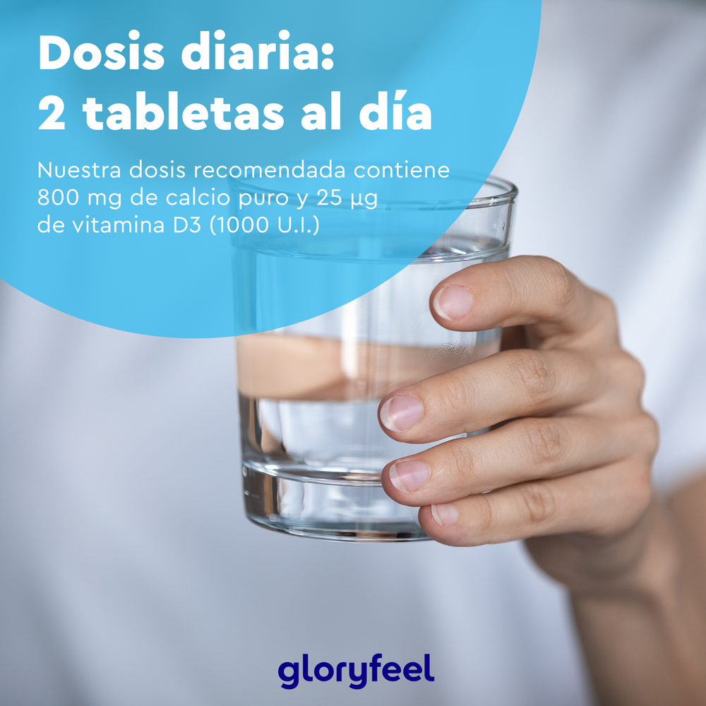 Una mano sostiene un vaso de agua, con la etiqueta &quot;2 comprimidos al día&quot;. Calcio + Vitamina D3 de Gloryfeel GmbH aporta 800 mg de calcio y 25 µg de vitamina D3, lo que garantiza una dosis diaria cómoda.