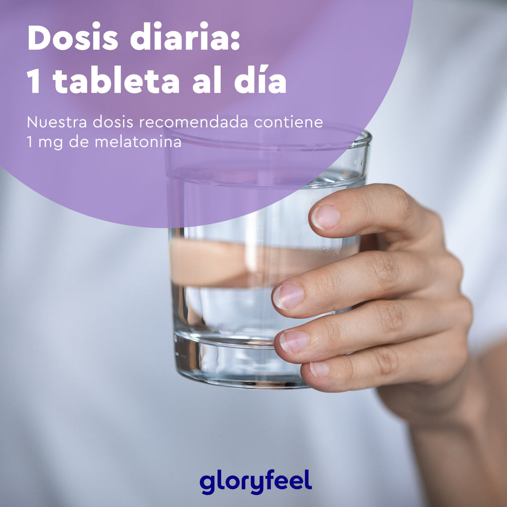 Una mano sostiene un vaso de agua con el texto en español: &quot;Dosis diaria: 1 tableta al día. Nuestra recomendación contiene 1 mg de melatonina para combatir el insomnio&quot;. Logotipo en la parte inferior: &quot;GloryFeel GmbH España&quot;. Nombre del Producto: Melatonina 400 Tabletas.