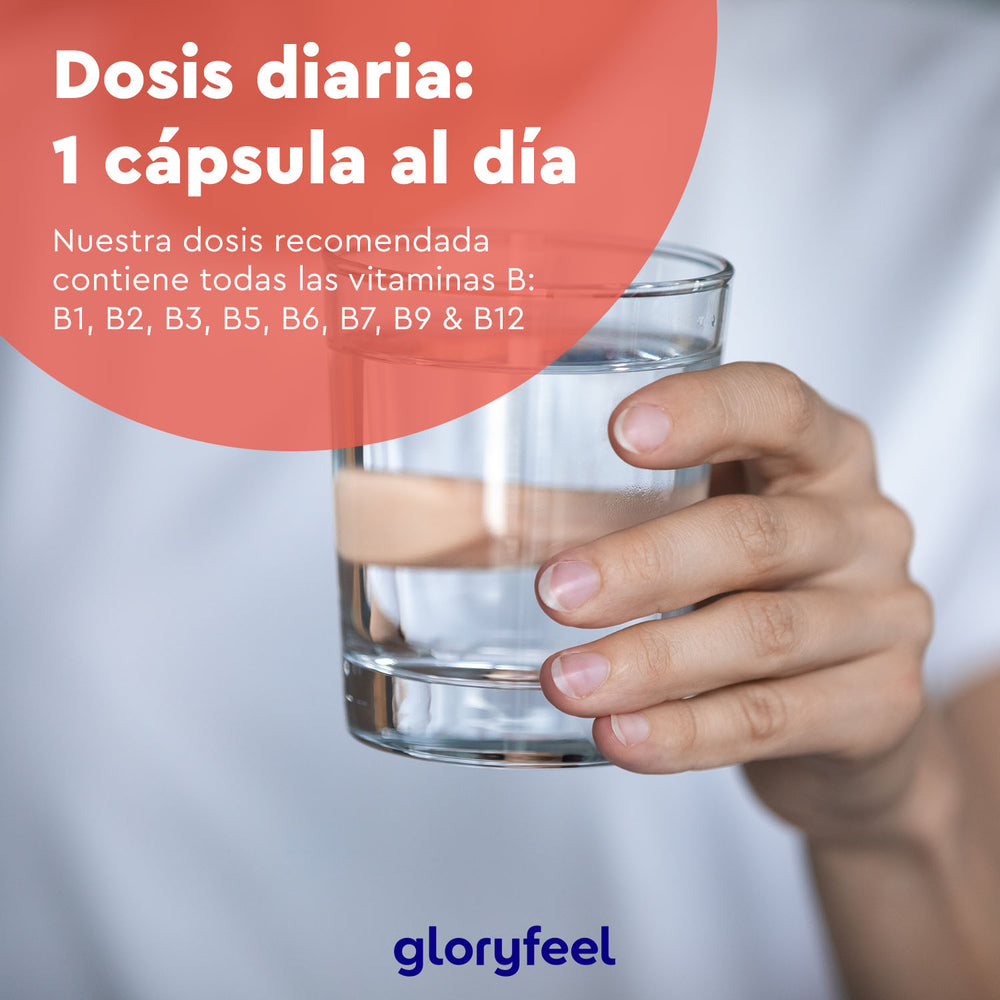 Una mano sostiene un vaso de agua con una superposición de texto que recomienda Vitamina B Complex Forte de GloryFeel GmbH España para estimular el metabolismo y apoyar la salud general.