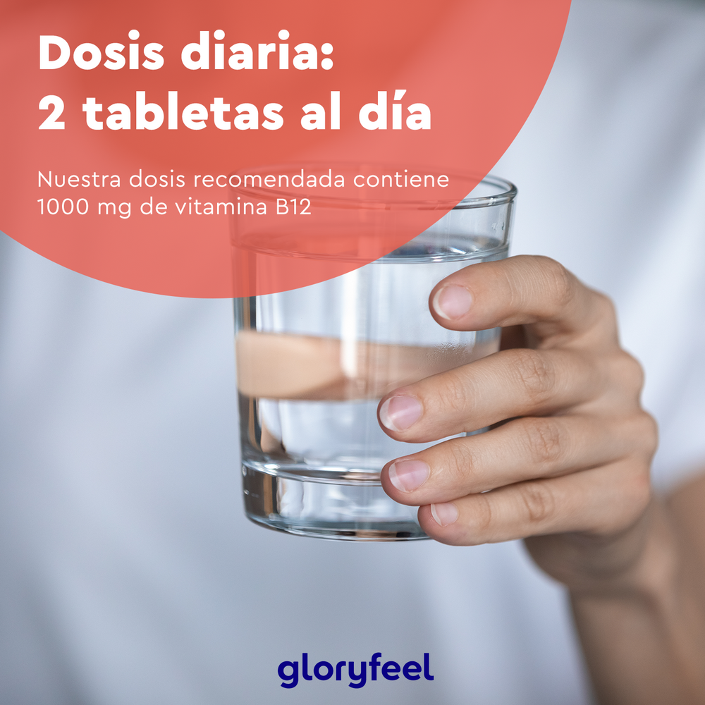 Una mano sostiene un vaso de agua con una superposición en español: &quot;Dosis diaria: 2 tabletas. Nuestra dosis recomendada ofrece 1000 mg de Vitamina B12 Metilcobalamina de GloryFeel GmbH España, ideal para vegetarianos y veganos.