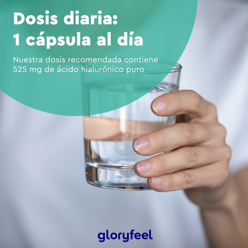 Una mano sostiene un vaso de agua con texto sobre recomendaciones de dosificación de Ácido hialurónico Intensivo en cápsulas de GloryFeel GmbH España, ideal para apoyar las articulaciones sanas y mantener la piel firme.