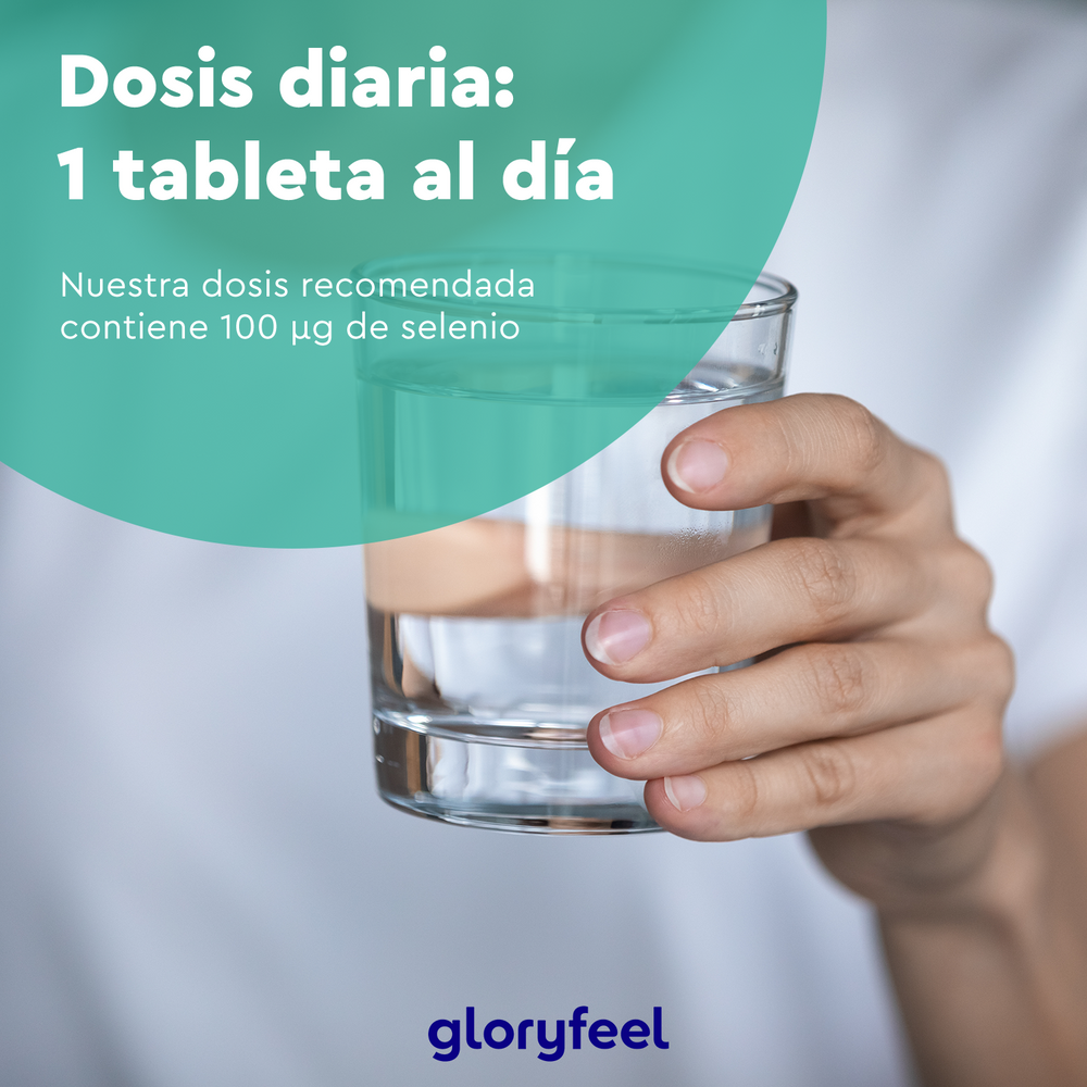 Una mano sostiene un vaso de agua, con texto en español: &quot;Dosis diaria: 1 tableta. Nuestra dosis recomendada de selenio, un oligoelemento esencial para el sistema inmunológico, contiene 100 mcg.&quot; Logo GloryFeel GmbH España al final.