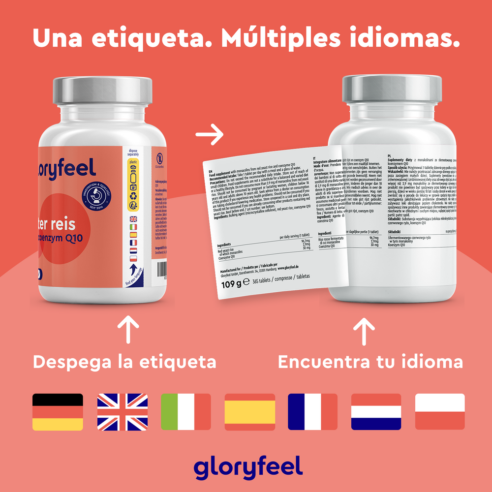 Dos botellas de Levadura Roja de Arroz con Coenzima Q10 de GloryFeel GmbH España presentan etiquetas multilingües, una de ellas parcialmente desprendida para mostrar los distintos idiomas. Debajo se muestran ocho banderas, y el texto en español destaca la inclusión de monacolina K y arroz de levadura roja por sus beneficios para la salud.