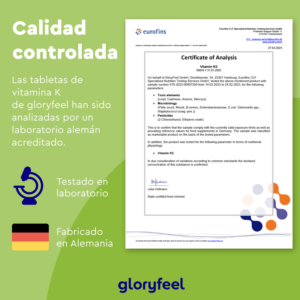 El Certificado de Análisis de la Vitamina K2 en tabletas de gloryfeel GmbH, que incluye K2VITAL, se ha realizado en un laboratorio alemán. Muestra el logotipo del laboratorio, los detalles de fabricación y la información del producto sobre un fondo verde.