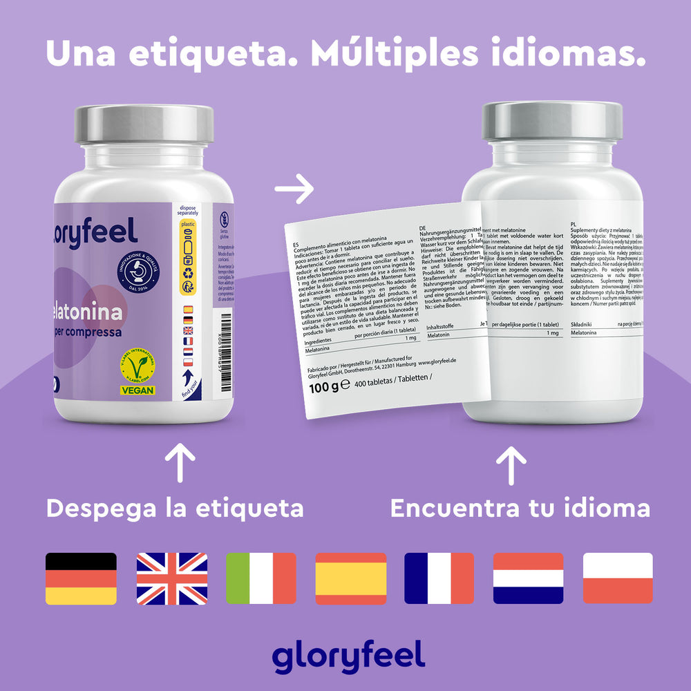 Dos botellas con etiquetas con texto multilingüe y banderas de Alemania, Reino Unido, Italia, España, Francia y Países Bajos. Texto: &quot;Una etiqueta. Múltiples idiomas&quot;. Perfecto para combatir el insomnio con Melatonina 400 Tabletas de GloryFeel GmbH España.