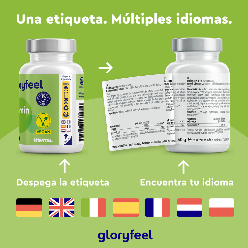 Dos frascos de Vitamina K2 en tabletas de gloryfeel GmbH cuentan con etiquetas multilingües que incluyen K2VITAL. Al despegarlos, se muestran las instrucciones en varios idiomas, con banderas en la base que simbolizan el alcance global y los beneficios universales de la menaquinona.