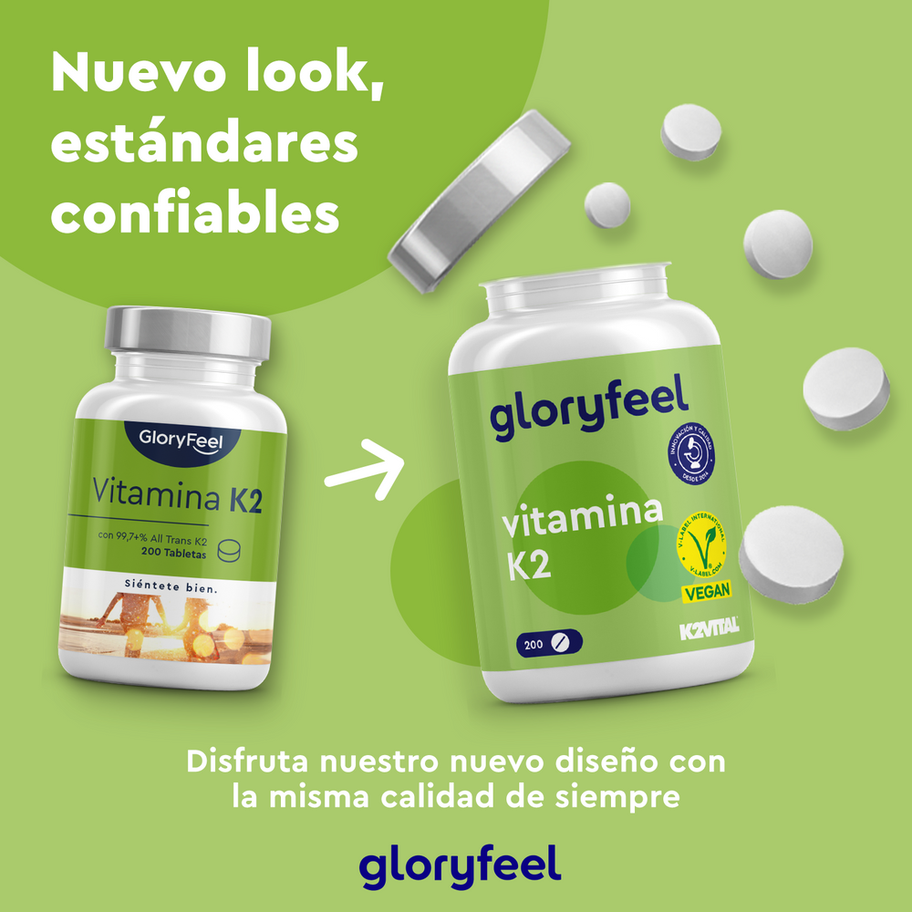 Dos botellas de Vitamina K2 en tabletas de Gloryfeel GmbH, que muestran diseños antiguos y nuevos con tabletas dispersas. El texto dice: &quot;Nuevo look con estándares confiables&quot; y &quot;Disfruta nuestro nuevo diseño con la calidad de Menaquinona que siempre ha confiado.