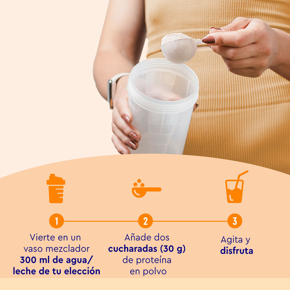 Una persona vierte Proteina Cinnamon Love de gloryfeel GmbH España en una coctelera. Sigue tres pasos: vierte 300 ml de agua o leche, añade 30 g de proteína en polvo, agita bien y disfruta.