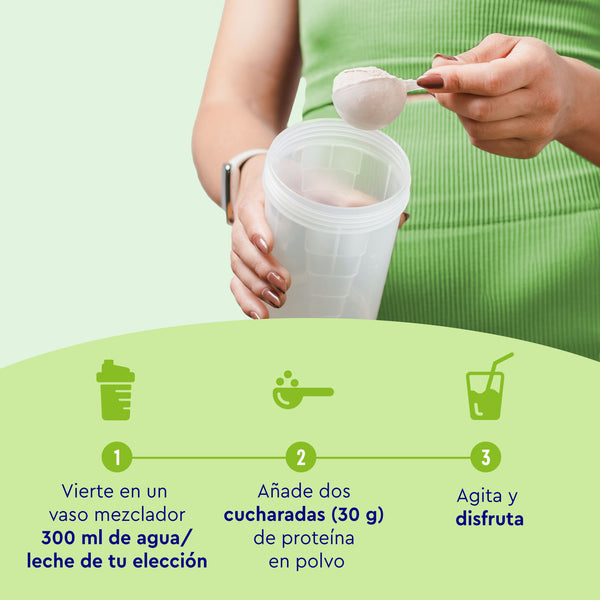Una persona añade Proteina Nougat Love a una coctelera. Instrucciones en español: Añade 300 ml de agua/leche, 30 g de proteína, agitar y disfrutar. Marca: Gloryfeel GmbH España.