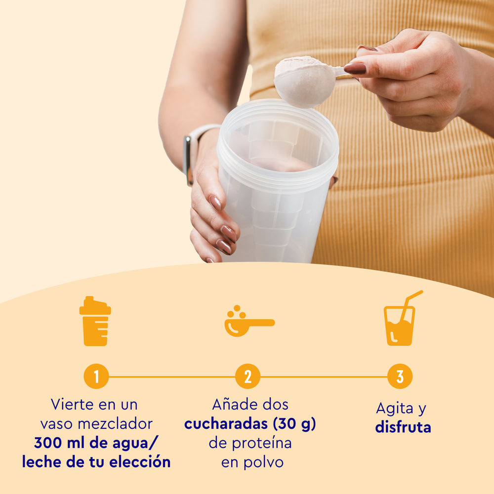 Una persona sostiene un frasco y, con una cuchara, añade Proteina Vanilla Joy de gloryfeel GmbH España. Instrucciones: Mezcla dos cucharadas de proteína en polvo con 300 ml de agua o leche, agita y disfruta.