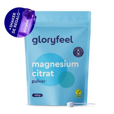 Una bolsita azul de 600 g de "Magnesio en polvo" de gloryfeel GmbH España con un icono vegano y un cacito, además de un agitador morado incluido de regalo.