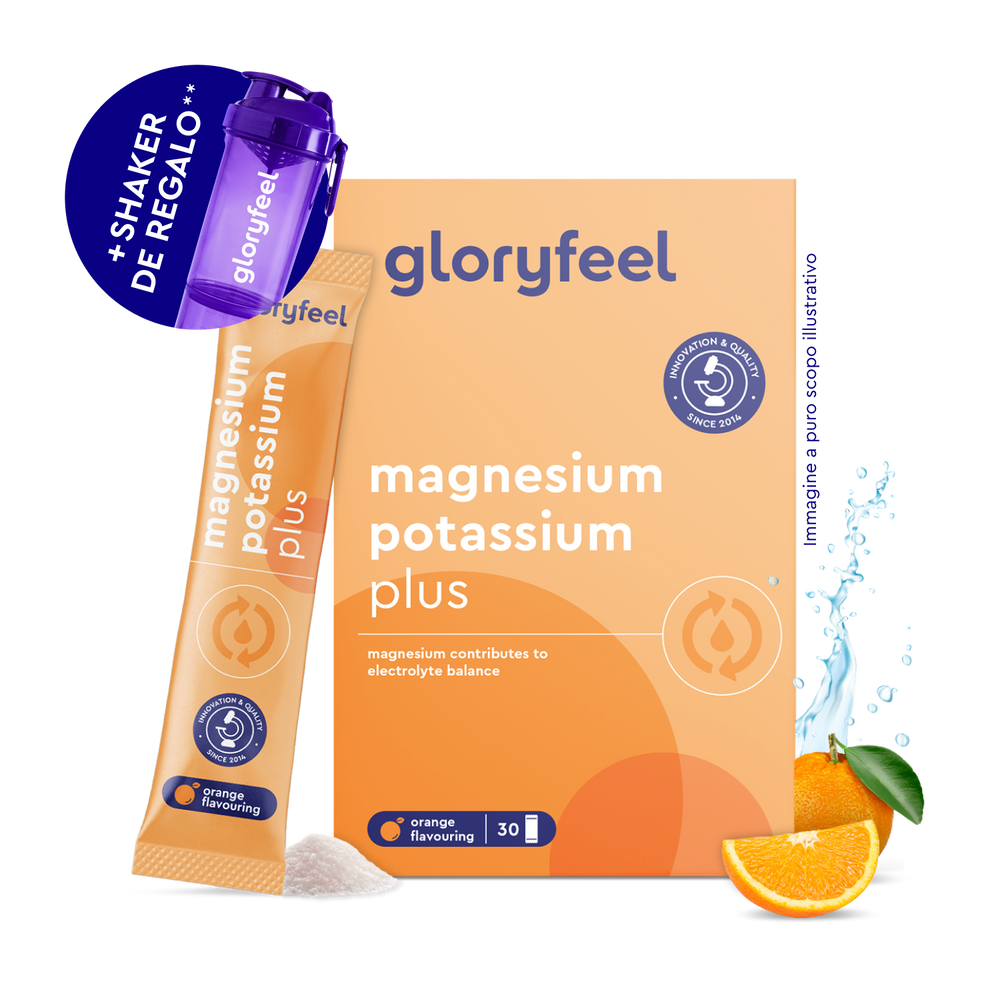 Magnesio Potasio Sticks Naranja de gloryfeel GmbH España-sticks de polvo con sabor a naranja para el equilibrio electrolítico, mostrados con una coctelera morada y rodajas de naranja.