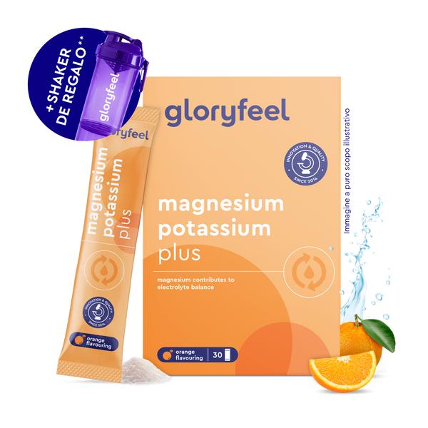 Magnesio Potasio Sticks Naranja de gloryfeel GmbH España-sticks de polvo con sabor a naranja para el equilibrio electrolítico, mostrados con una coctelera morada y rodajas de naranja.