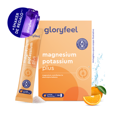 Magnesio Potasio Sticks Naranja de gloryfeel GmbH España-sticks de polvo con sabor a naranja para el equilibrio electrolítico, mostrados con una coctelera morada y rodajas de naranja.